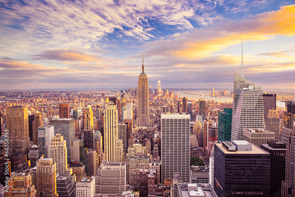 Sunset view of New York City looking over midtown Manhattan - obrazy, fototapety, plakaty 