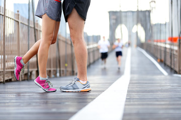 Kissing couple running - Love sport in New York