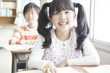 © milatas - 教室で勉強する小学生