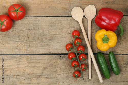 Foto Gesunde Zutaten zum Kochen mit frischem Gemüse