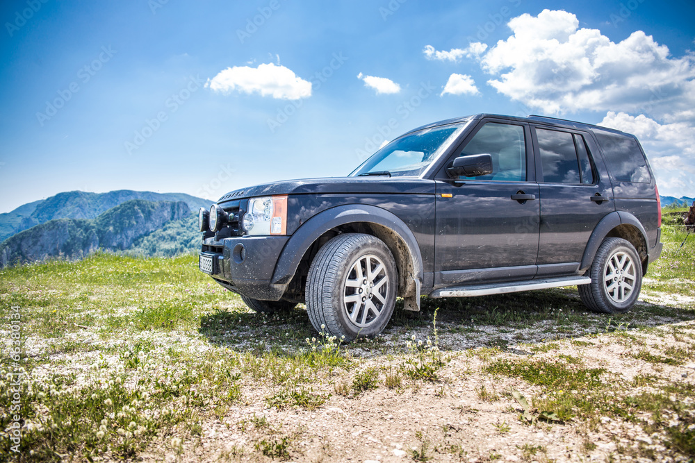 czarne-auto-terenowe-land-rover-offroad