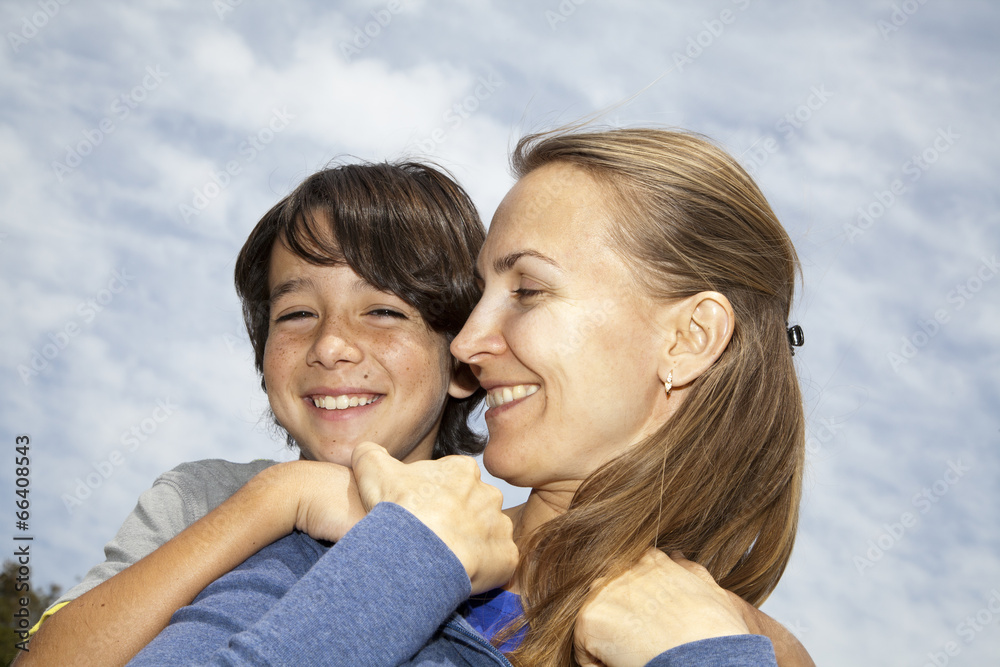 Foto de Stock Niño abrazando a su madre mientras ambos sonríen | Adobe ...
