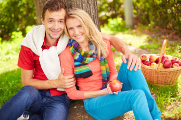 Wall Mural - Couple in park