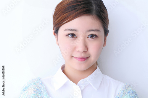 正面を見る若い女性 Stock Photo Adobe Stock 正面を見る若い女性 Stock Photo Adobe Stock