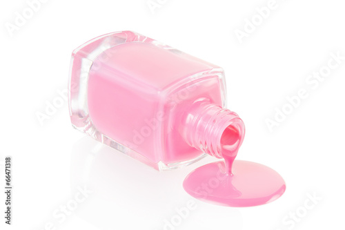Vernis à ongles rose déversant isolé sur blanc, tracé de détourage Tableau sur Toile