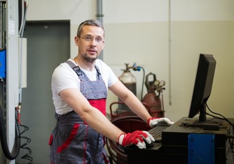 Poster - Serviceman near wheel alignment computer