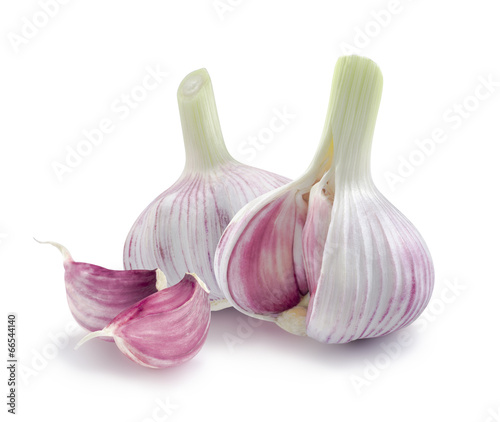 Fotomural Two young garlic heads and cloves isolated on white background