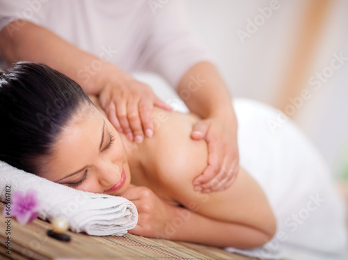 Fotografía Beautiful woman having a wellness back massage at spa salon
