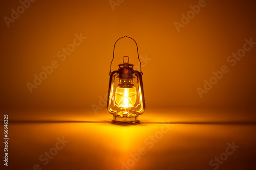 Fotografie, Obraz Hořící petrolejová lampa pozadí, pojmu zlatý světlo