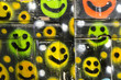 canvas print picture - Bunte Smileys an einem Bretterzaun