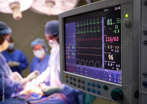 Fotomural hospital surgery with heart rate monitor