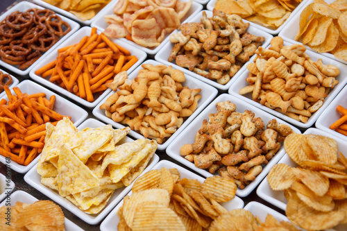 Fotografía Muchos tipos de aperitivo salado en platos blancos