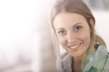 Fototapete - Portrait of beautiful office-worker sitting at desk
