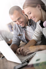 Fototapete - Friends in student lounge websurfing on internet