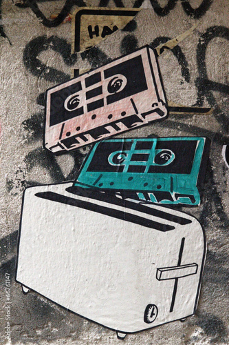 graffiti-kasety-magnetofonowe-i-toster-styl-retro