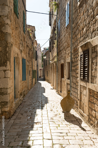 Naklejka - mata magnetyczna na lodówkę Narrow street of historic Stari Grad, Hvar island, Croatia