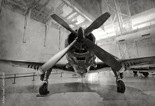 Naklejka na drzwi Old airplane in a hangar