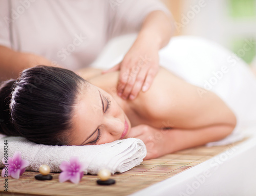 Fotografía Beautiful woman having a wellness back massage