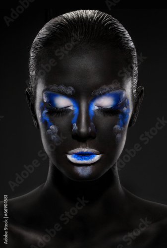 Naklejka - mata magnetyczna na lodówkę stunning makeup on her face black girls