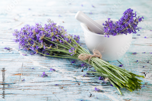 Naklejka na drzwi Fresh lavender on wood