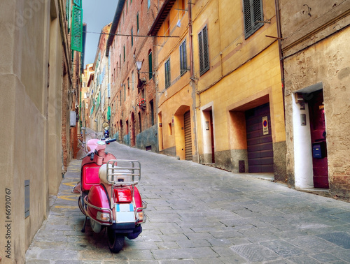 Fotomural Vintage scene with Vespa on old street, siena, italy