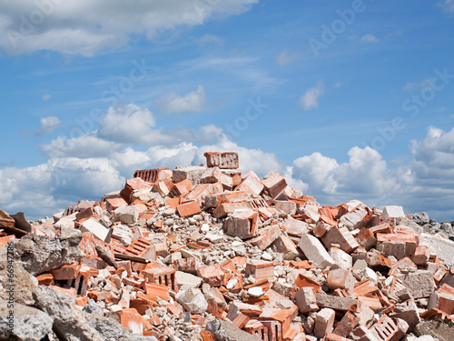 Fotografía Concrete and brick rubble derbis on construction site