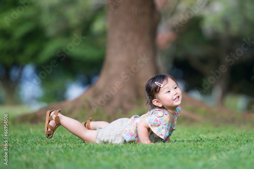 芝生で寝転ぶ子供 Stock Photo Adobe Stock