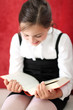 Ciekawa lektura - dziewczynka czyta książkę
