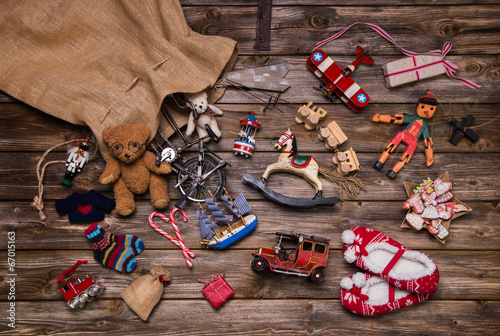 Fotografie, Obraz Weihnachten Bescherung: alte Spielsachen aus Holz u, Blech