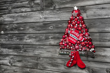 Fototapete - Weihnachtskarte klassisch mit Holz und roten Kugeln am Baum