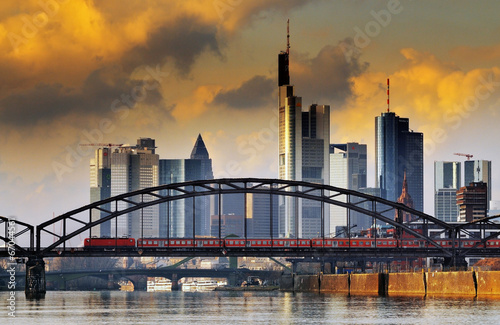 Naklejka na drzwi Zug auf der Brücke