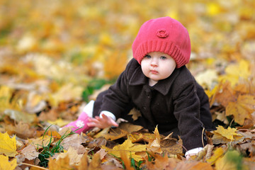 Canvas Print - portrait of a little girl in a park in autumn