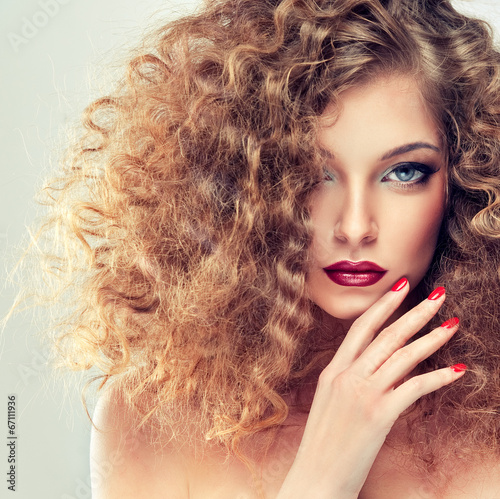 Naklejka - mata magnetyczna na lodówkę Model with curly hair