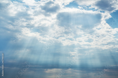 Fototapeta na wymiar Hintergrund blau Himmel mit Wolken: Gewitter im Sommer