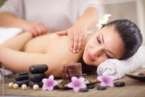 Pinturas sobre lienzo woman having a wellness back massage