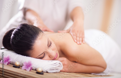 Pinturas sobre lienzo woman having a wellness back massage