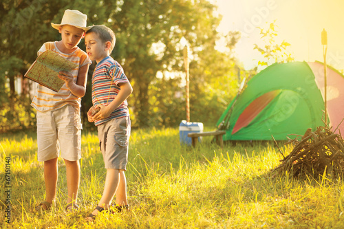 Fotografía Campamento en la carpa - dos hermanos en el camping