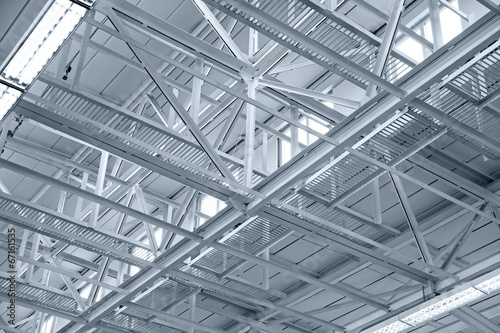 Dekoracja na wymiar  konstrukcja-metalowego-dachu-przemyslowego