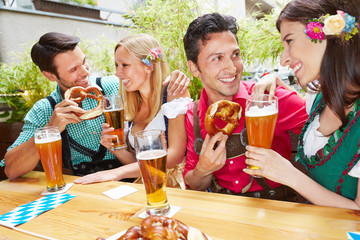 Wall Mural - Männer und Frauen flirten beim Oktoberfest