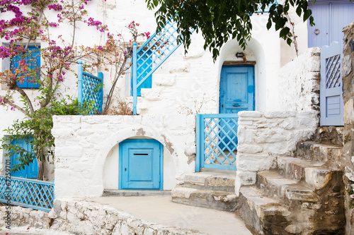 Fototapeta na wymiar Typisch griechischer Baustil auf den Kykladen mit blauen Türen.