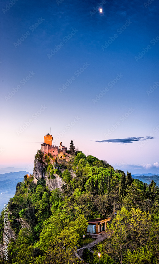 Obraz na płótnie San Marino Castle on a Hill at Sunrise w salonie