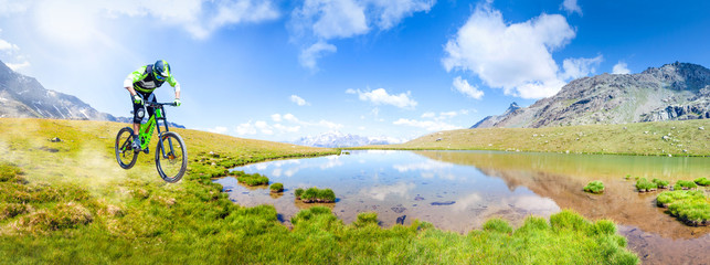 Fototapete - discesa in alta montagna con laghetto
