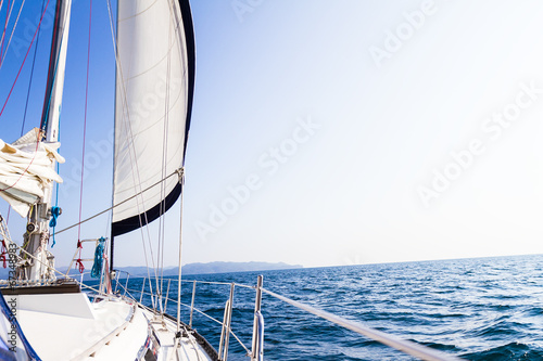 Obrazy żeglarstwo  poklad-jachtu-morskiego-na-tropikalnym-tle-morza
