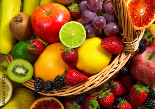 Obraz w ramie Mix świeżych owoców na wiklinowym wiaderku