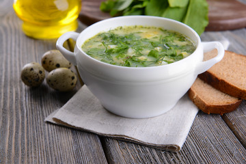 Canvas Print - Delicious green soup with sorrel on table close-up