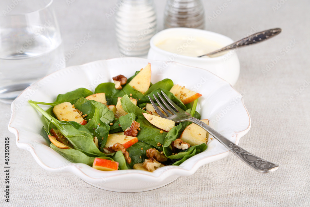 Green salad with spinach, apples, walnuts and cheese