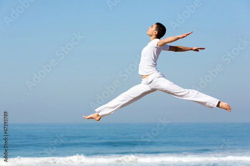 Naklejka nad blat kuchenny young woman dancing on beach