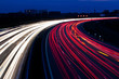 Autos auf Autobahn bei Nacht