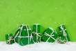 canvas print picture - Grüne Weihnachtsgeschenke auf Hintergrund mit weiß als Gutschein