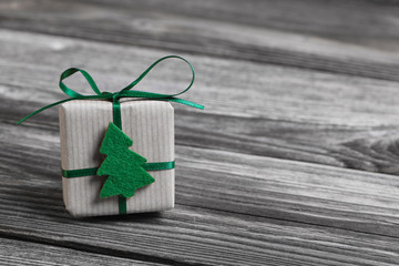 Fototapete - Ein Weihnachtsgeschenk in Grün auf Holz Hintergrund